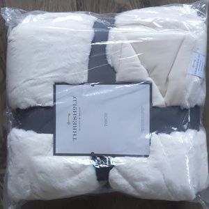 Faux fur throw blanket brand new